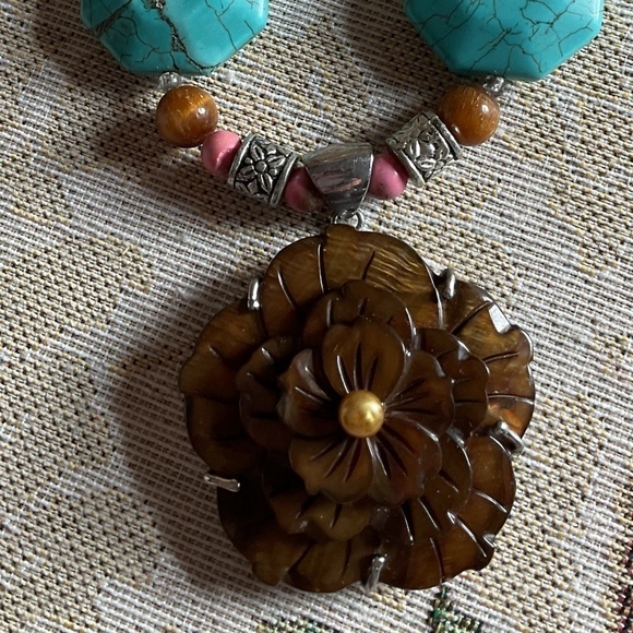 Turquoise Blue/Pink Mother of Pearl Tiger Eye Floral Hand made Necklace - Picture 7 of 9